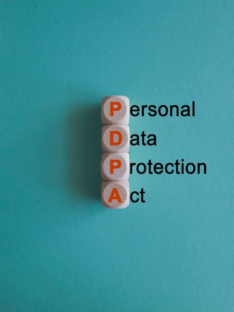 Деревянные кубики с текстом PDPA Красивый синий фон