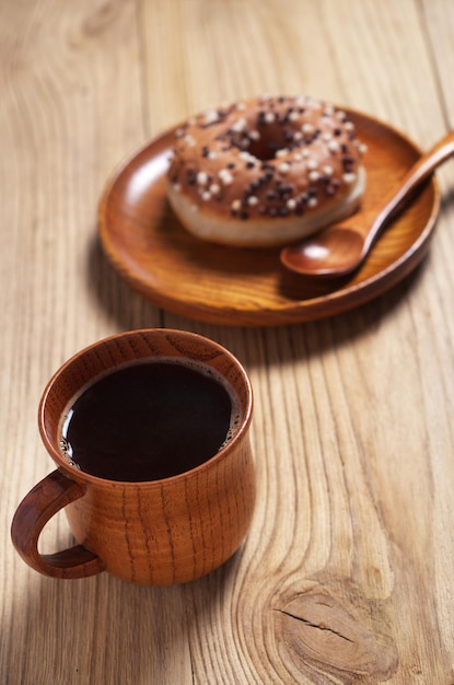 Tazza di caffè e ciambella in legno