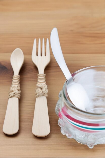 Photo wooden cutlery on table
