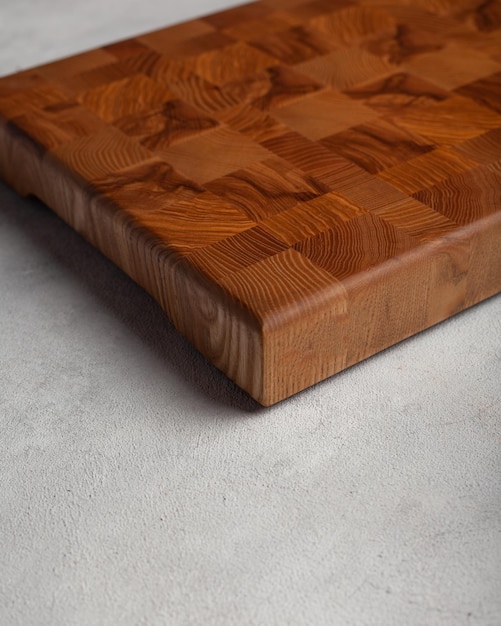 Photo wooden cutting board in the kitchen on a light background