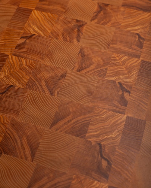 Foto tagliere in legno in cucina su sfondo chiaro