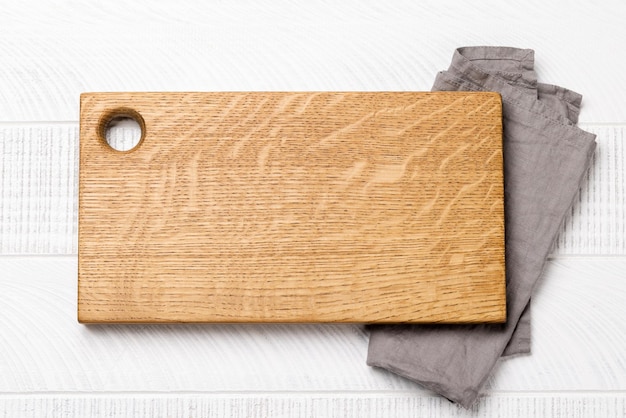 Photo wooden cutting board and kitchen towel