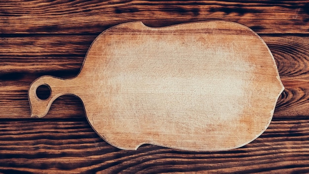 写真 茶色のテーブルの背景に木製まな板