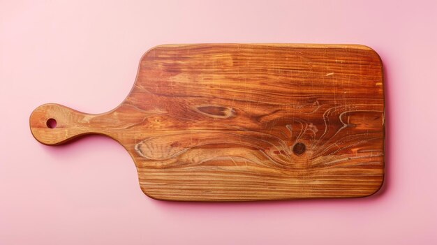 木製のカッティングボードが鮮やかなピンクの背景に優雅に置かれています