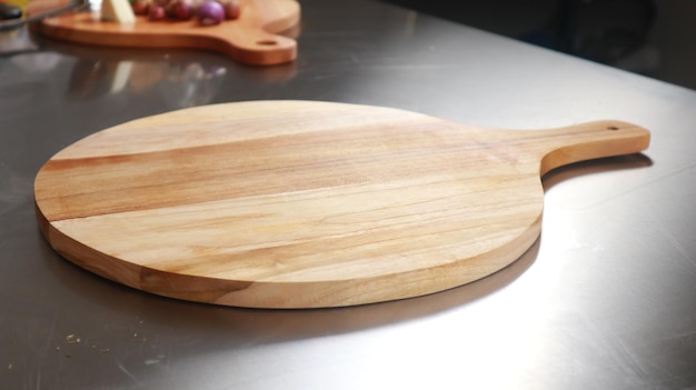 Photo wooden cutting board on table