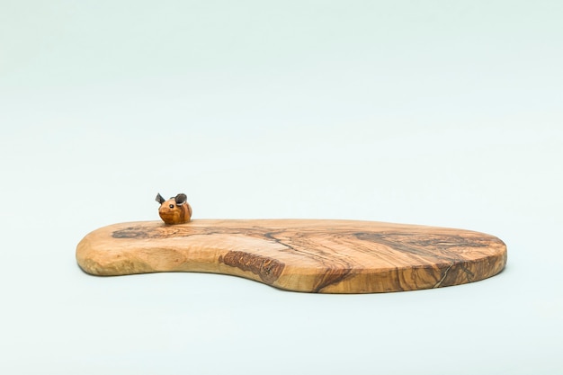 美しいオリーブの木の質感を持つ木製のまな板。