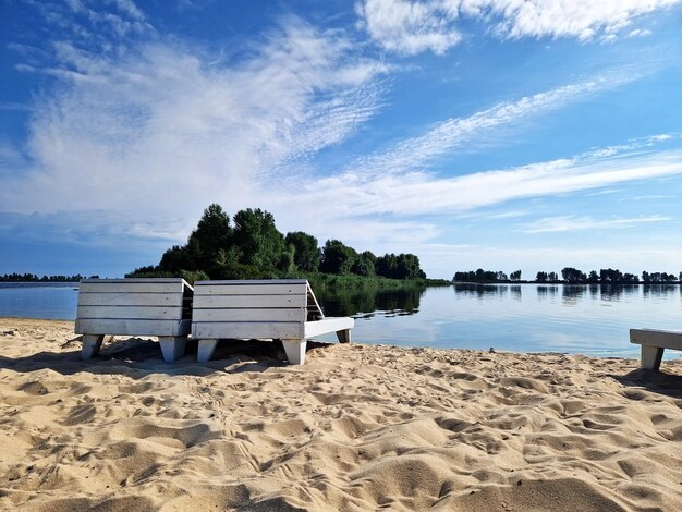 Photo wooden deck chairs on the banks of the dnieper river in the city of cherkasy ukraine