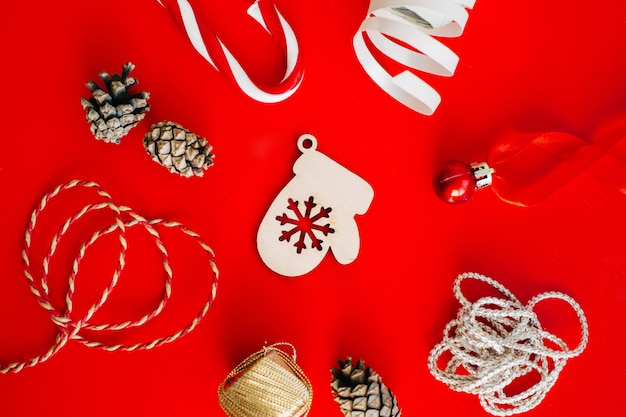 빨간색에 장갑의 형태로 크리스마스 트리에 나무 장식