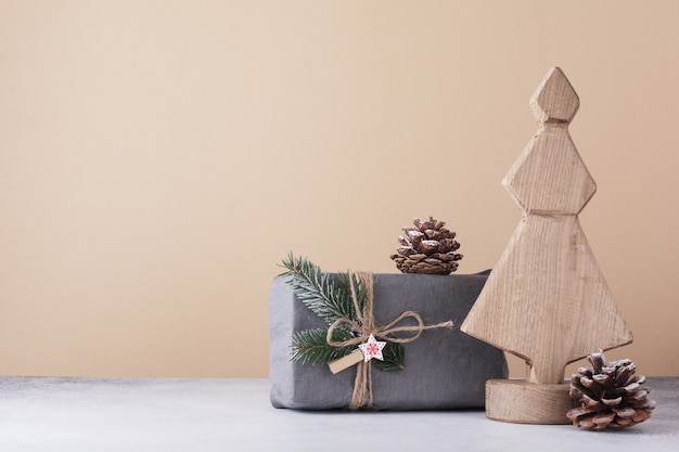 Albero di natale decorativo in legno, cono e regali avvolti in tessuto