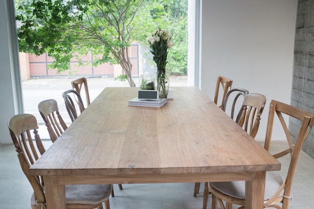 Photo wooden dining table in coffee shop