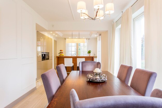 Photo wooden dining table in a dining area