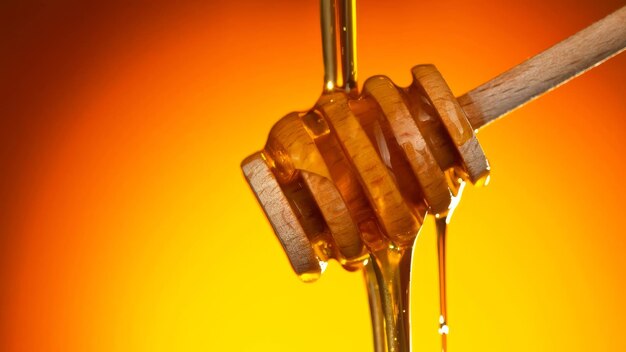 Photo wooden dipper dripping honey