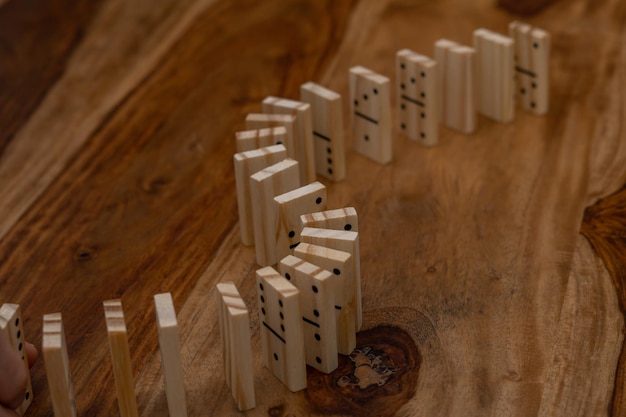 Foto domino di legno in fila