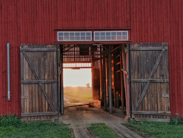 Photo wooden door of barn