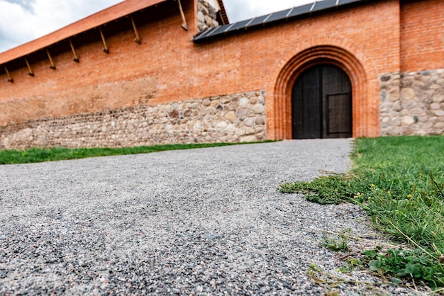 Porta di legno nel castello di mattoni rossi.