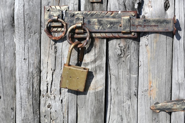 Photo wooden door with big lock