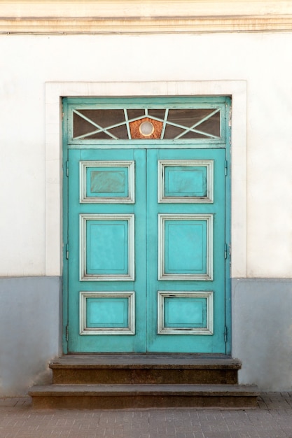 古い建物のファサードの装飾要素と木製のドア。タリン、エストニア。カラフルな木材のアンティークドア