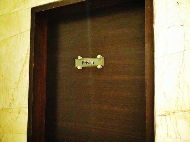 写真 プライベートなテキストの木製のドア