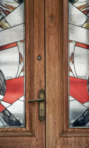 Foto porta in legno con vetrata a praga repubblica ceca