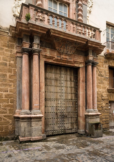 Деревянные двери в Кадисе на юге Испании