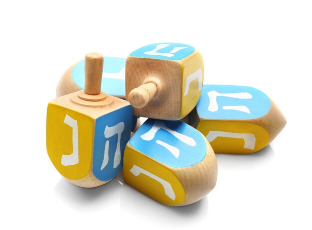 Photo wooden dreidels for hanukkah on white background