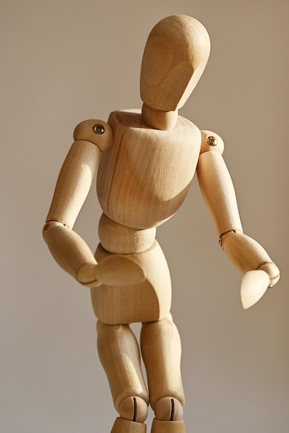 Photo wooden dummy in pose close up