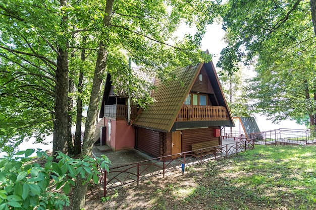 Foto casa di campagna in legno eco nella foresta vicino al lago
