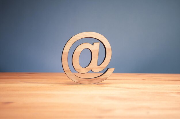 Деревянный знак электронной почты