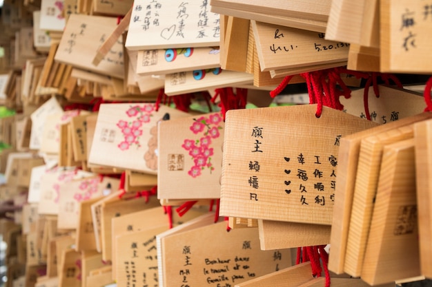 日本の寺院の木のエマ