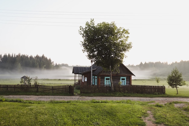 夏の日没の美しい田園地帯にある木造のヨーロッパの家
