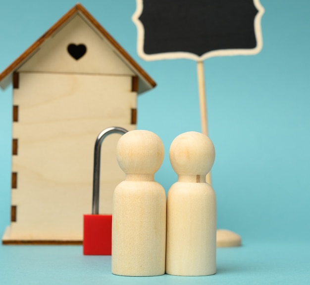 Foto figurine di famiglia in legno, casa modello. acquisto di beni immobili, concetto di noleggio. trasferirsi in nuovi appartamenti
