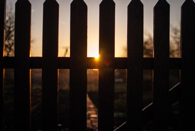 Photo wooden fence against sky during sunset