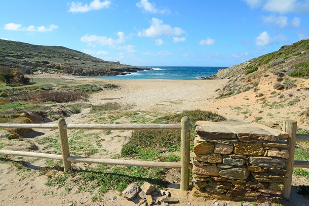 Деревянный забор в Argentiera Sardinia