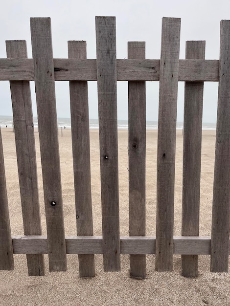 Foto staccionata in legno sulla costa atlantica argentina