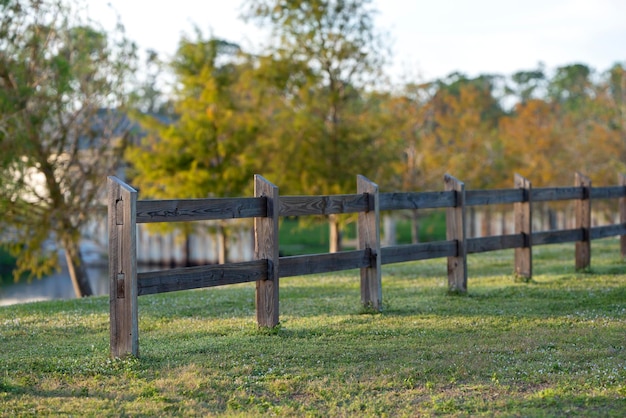 Photo wooden fence barrier at farm grounds for cattle and territory protection