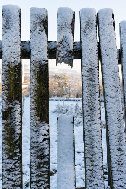 Деревянный забор, покрытый снегом