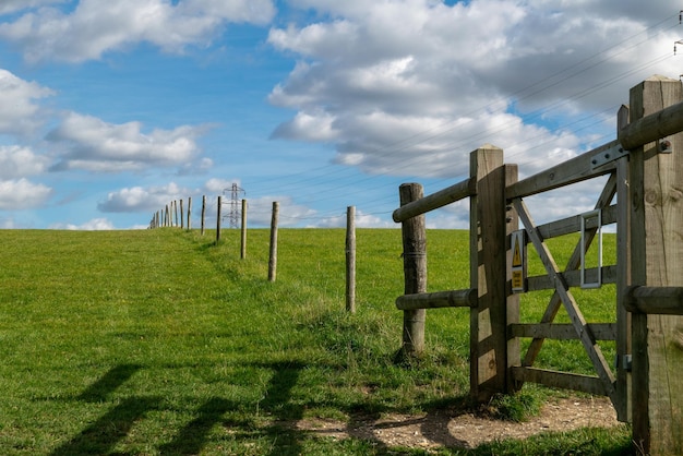 Photo wooden fence on field against sky