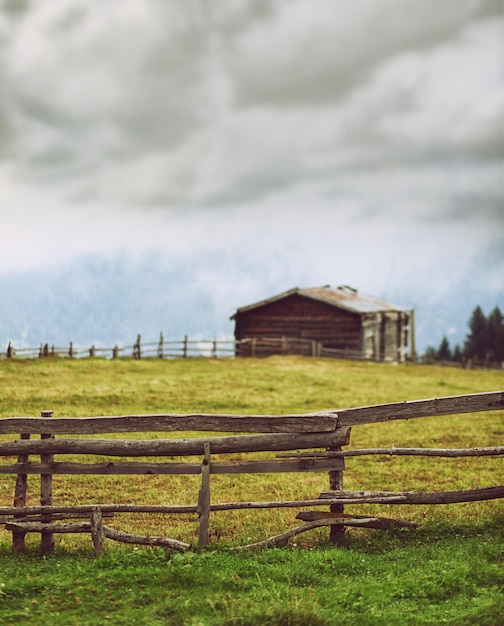 Photo wooden fence on grassy field against sky