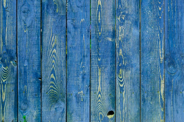 파란색으로 칠해진 판자로 만든 나무 울타리