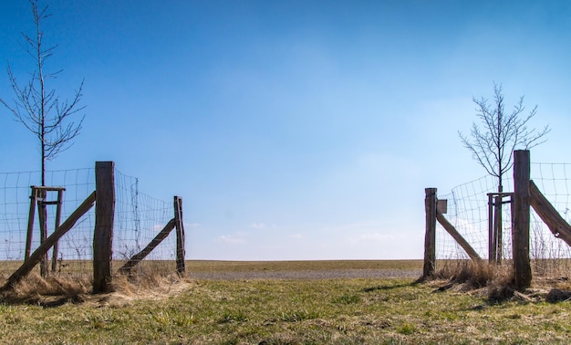 写真 空に向かって畑の木製のフェンス