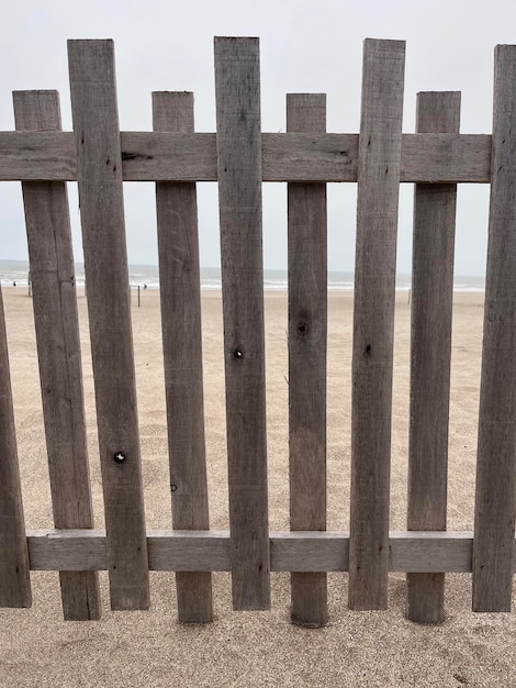 Фото Деревянный забор на атлантическом побережье аргентины
