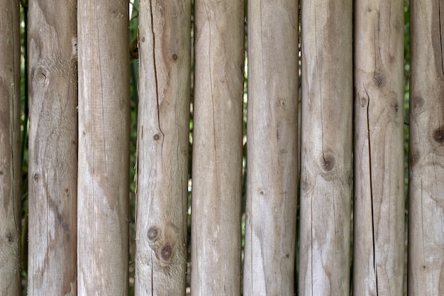 Photo a wooden fence with a tree trunk that has the word 