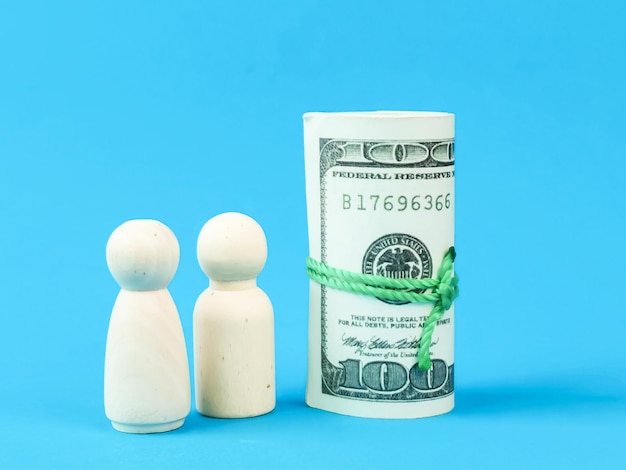 Photo wooden figure couple with money banknotes