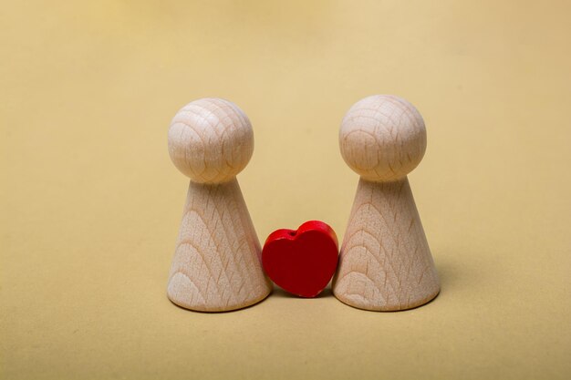 Foto statuette in legno della famiglia come concetto di cura dei bambini