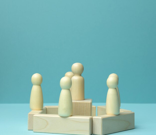 Photo wooden figurines of men on a blue background public speaking concept leadership and discussion