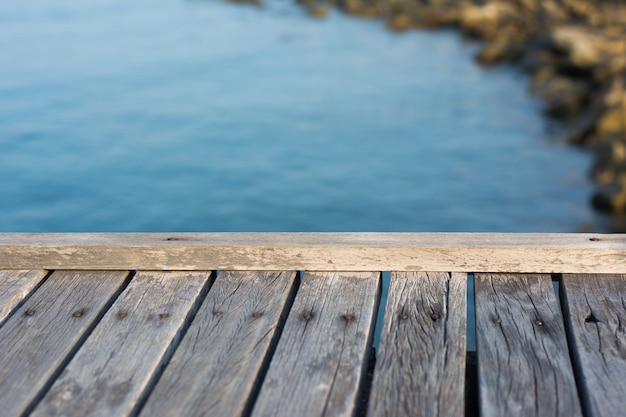 写真 木の床と海のぼかし