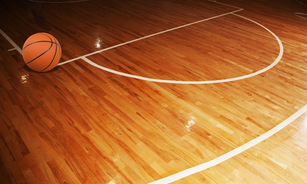 Деревянный пол баскетбольной площадки