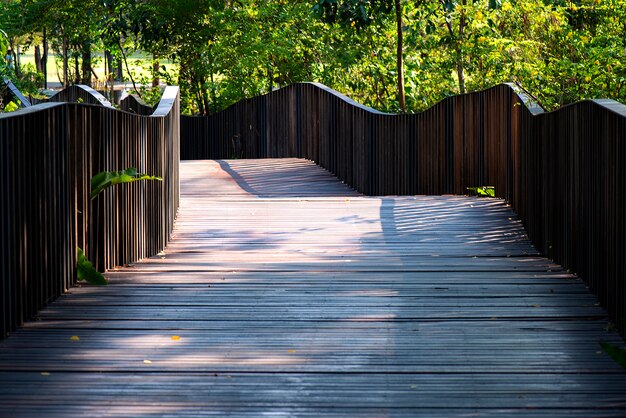 Photo wooden floor in green garden