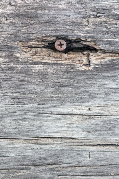 Фото Деревянный пол выполнен из старых деревянных досок с красивыми узорами