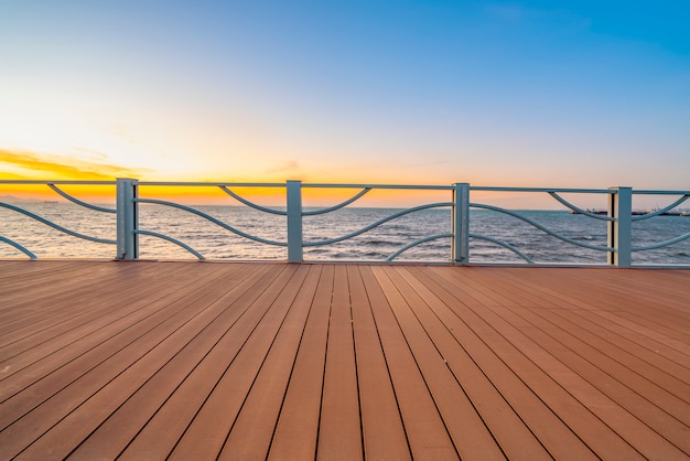 Photo wooden floor and lake view